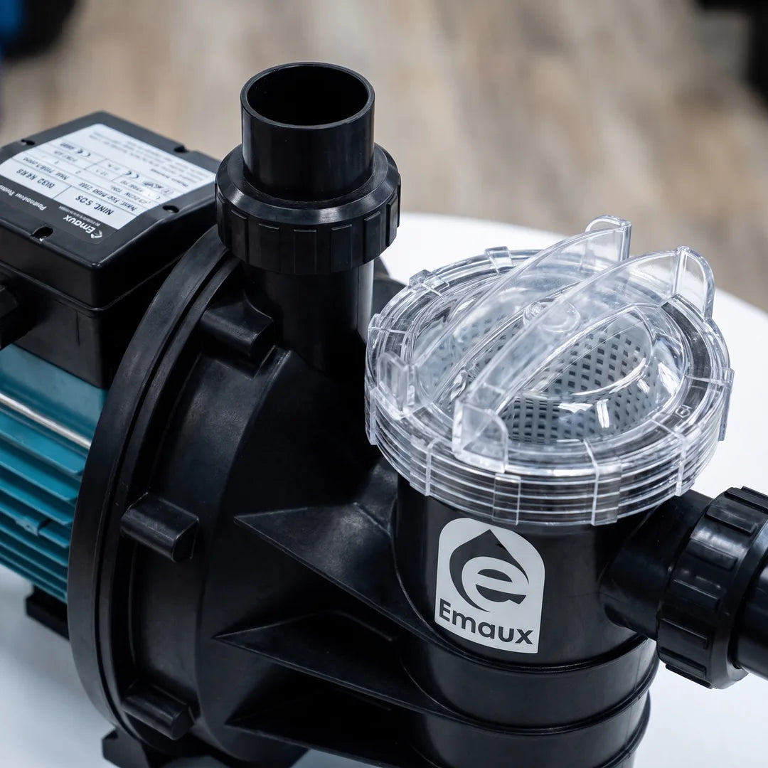 Bomba para piscina Emaux SS050 0.5hp — detalle del prefiltro y etiqueta