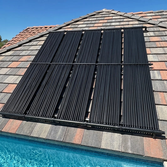 Colectores solares Vulcano SF 300 instalados en el techo, junto a la piscina