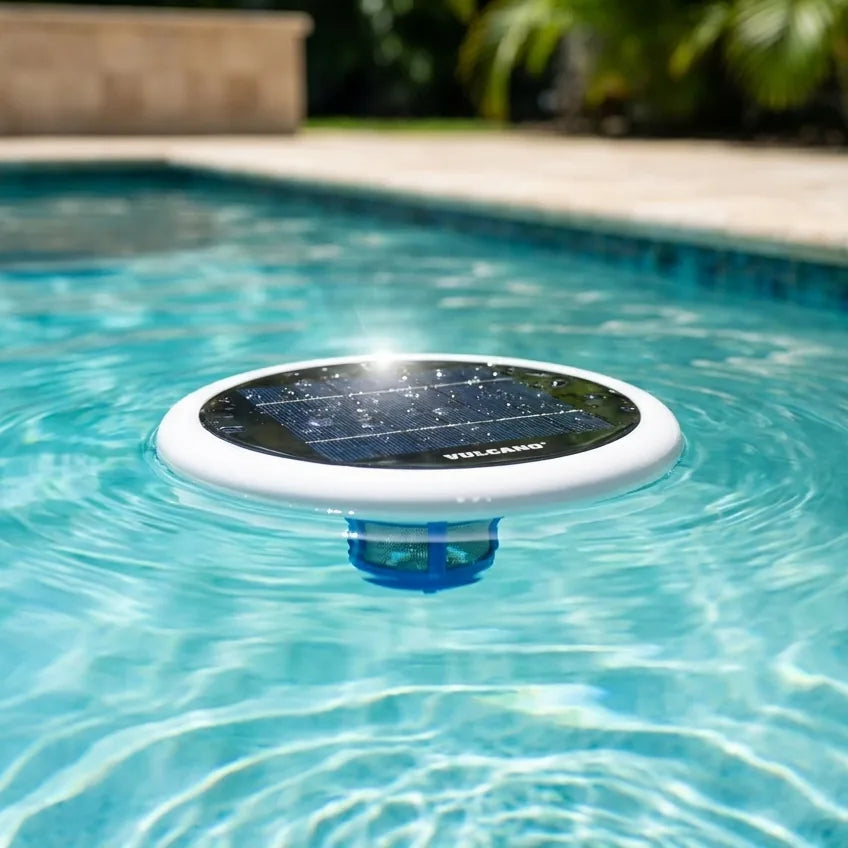 Ionizador Solar Vulcano ION-100 flotando en una piscina de agua cristalina