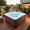 Spa Aura para 4 personas en el patio de una casa, con agua caliente y vapor
