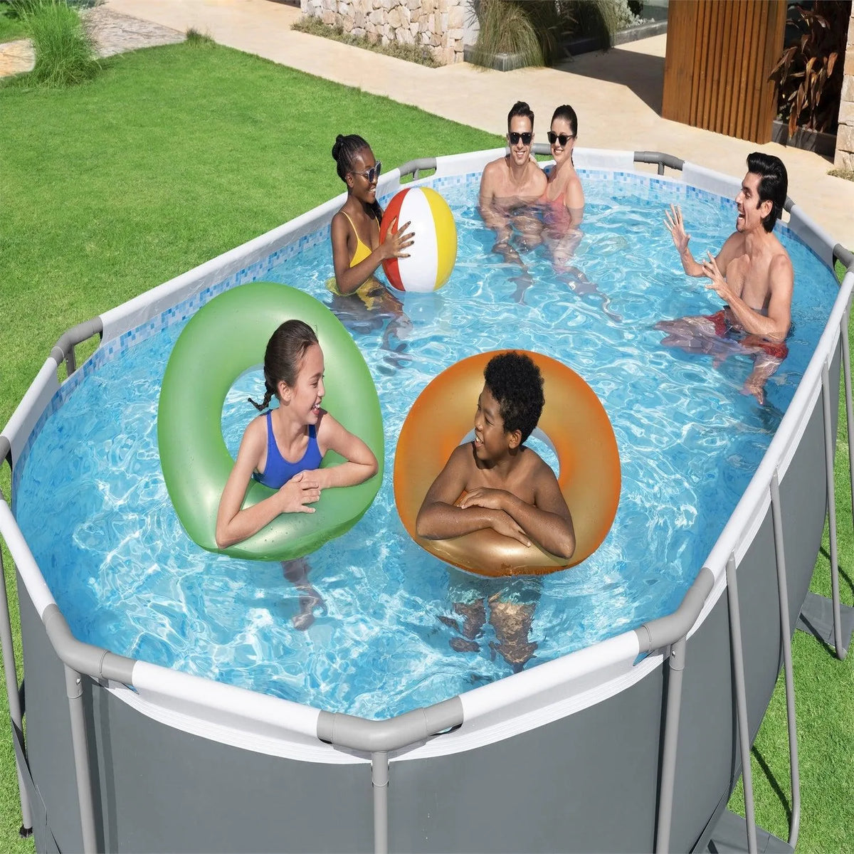 Piscina Bestway Power Steel Ovalada 4,88 x 3,05 m en uso