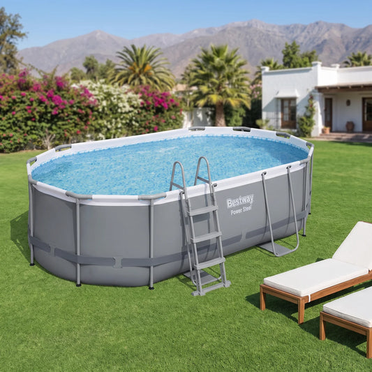 Piscina Bestway Power Steel Ovalada 4,88 x 3,05 m armada en un patio con la cordillera de fondo