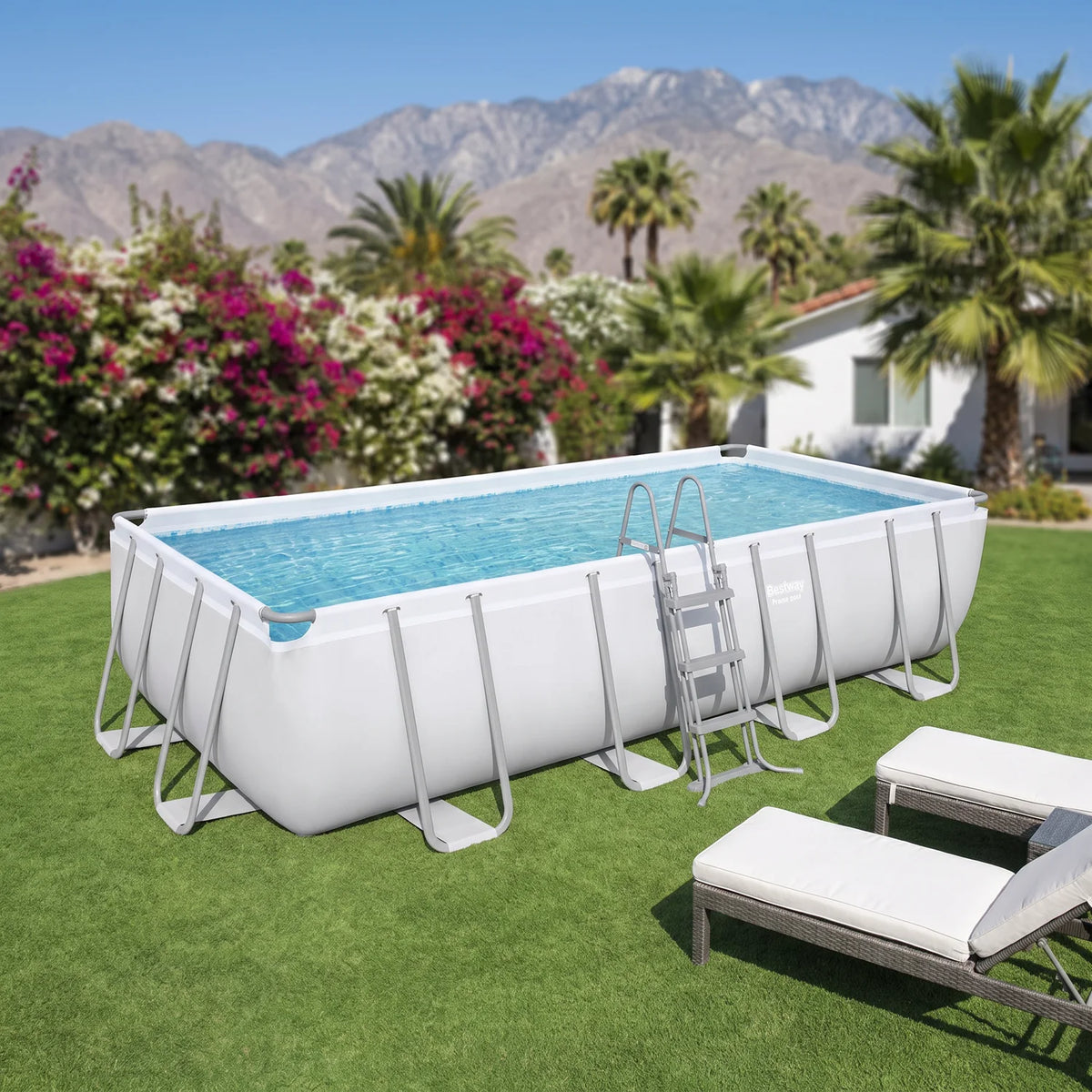 Piscina Bestway Power Steel 5,49 x 2,74 x 1,22 m armada en un patio con la cordillera de fondo