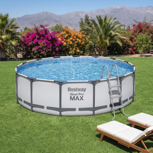 Piscina Bestway Steel Pro MAX Redonda 4,57 x 1,07 m armada en un patio con la cordillera de fondo