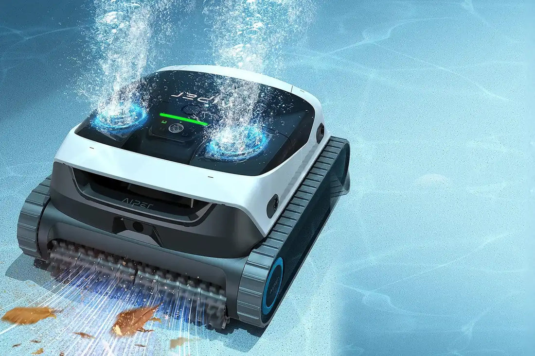 Robot limpia piscinas aspirando hojas en el fondo de una piscina
