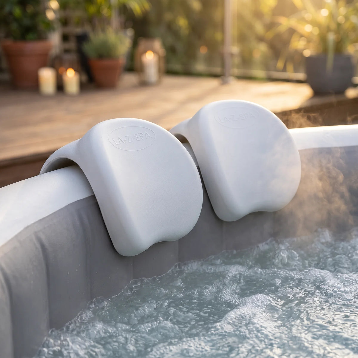 Almohadas Lay-Z-Spa en el borde de un spa inflable