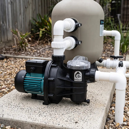 Bomba para piscina Emaux SS050 0.5hp — instalada junto al filtro