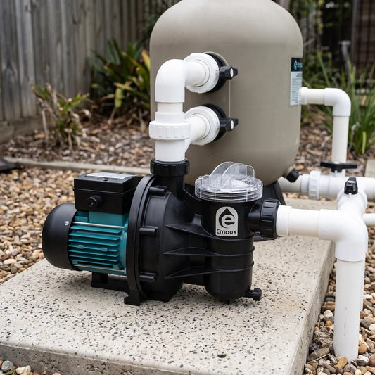 Bomba para piscina Emaux SS050 0.5hp — instalada junto al filtro