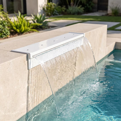 Cascada Abs – Lamina De Agua 40Cm Ancho — instalada en el muro de la piscina
