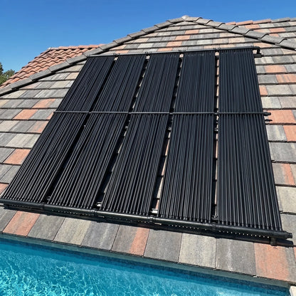 Colectores solares Vulcano SF 300 instalados en el techo, junto a la piscina