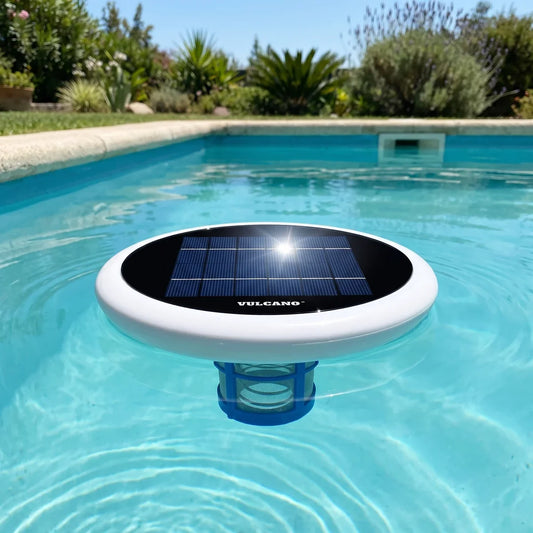 Ionizador solar flotante Vulcano ION-100 flotando en una piscina de fibra de agua cristalina
