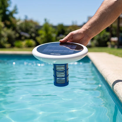Ionizador solar para piscina Vulcano ION-100 en la mano, 20 cm de diámetro, a punto de ponerlo en el agua