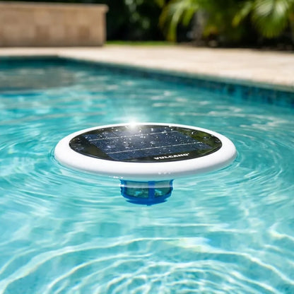 Ionizador Solar Vulcano ION-100 flotando en una piscina de agua cristalina