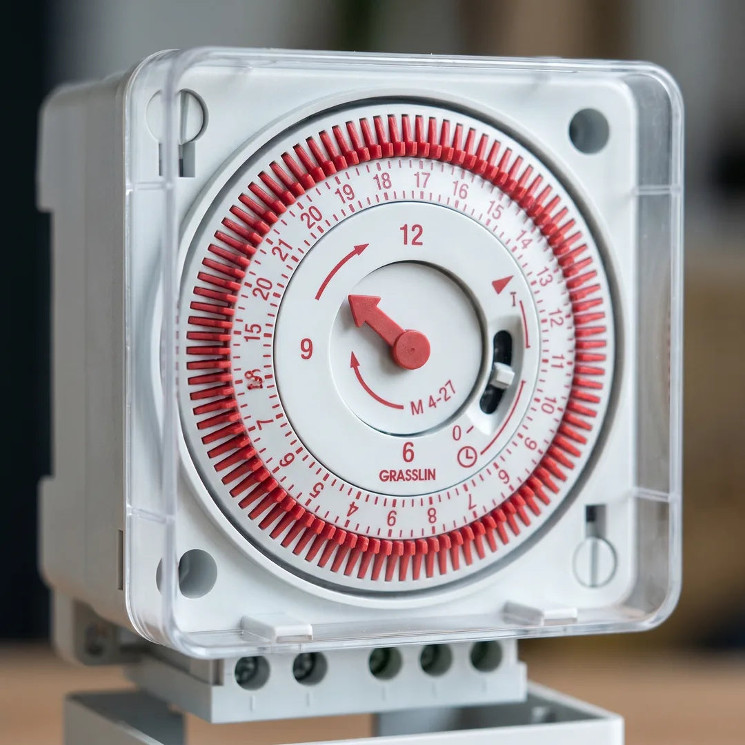 Reloj Programador (Timer) 220V 15Min/23 Hrs. — detalle de bornes y timer