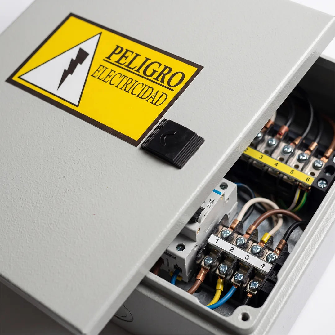 Tablero de Conexión Completo 50W/12V AC — detalle de bornes y timer
