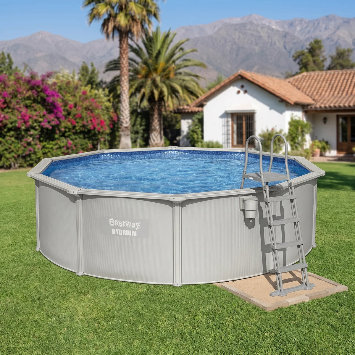 Piscina Bestway Hydrium Redonda 4,60 x 1,20 m armada en un patio con la cordillera de fondo