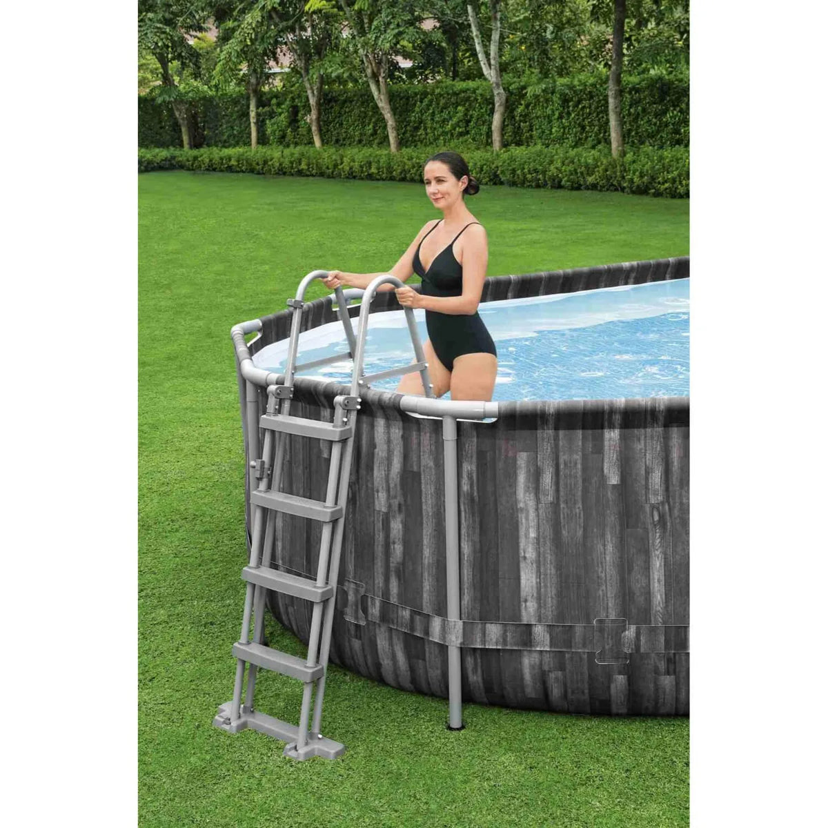 Piscina Bestway Power Steel Ovalada 6,10 x 3,66 m en uso