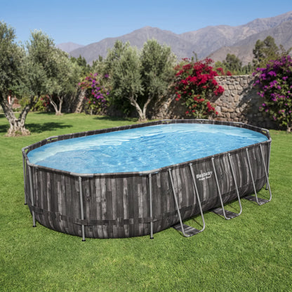 Piscina Bestway Power Steel Ovalada 6,10 x 3,66 m armada en un patio con la cordillera de fondo