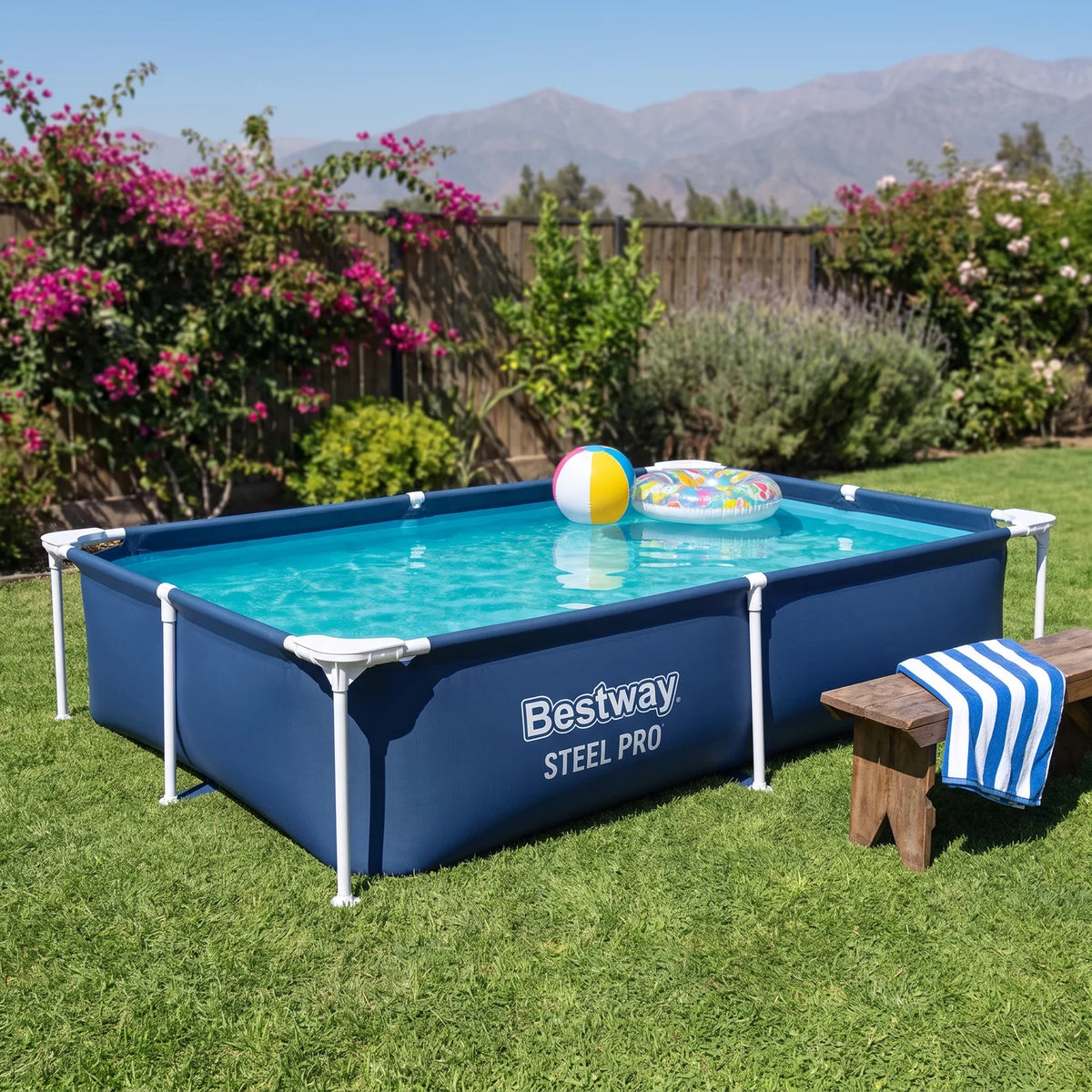 Piscina Bestway Steel Pro 2,21 x 1,50 m armada en un patio con la cordillera de fondo