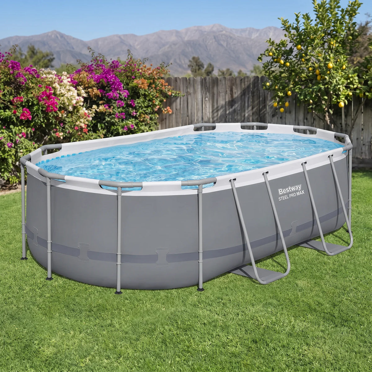 Piscina Bestway Steel Pro MAX Ovalada 4,27 x 2,50 m armada en un patio con la cordillera de fondo