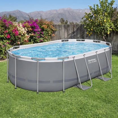 Piscina Bestway Steel Pro MAX Ovalada 4,27 x 2,50 m armada en un patio con la cordillera de fondo