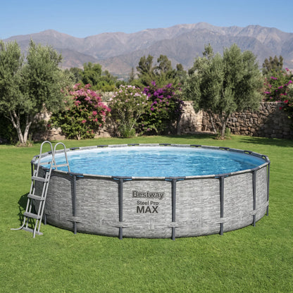 Piscina Bestway Steel Pro MAX Redonda 5,49 x 1,22 m armada en un patio con la cordillera de fondo