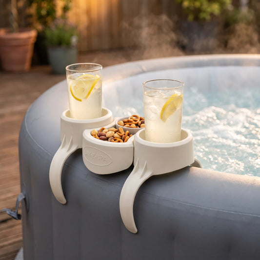 Portavasos Lay-Z-Spa en el borde de un spa inflable, con dos vasos y picoteo