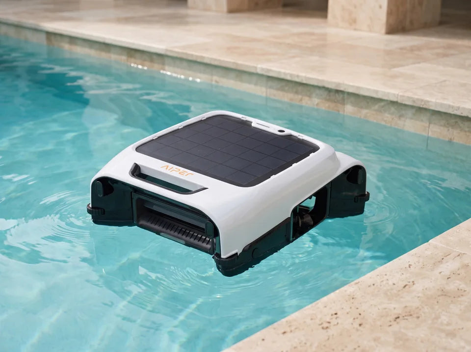 Aiper EcoSurfer M2 junto a una piscina