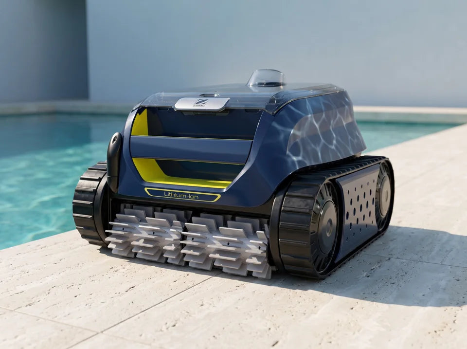 Zodiac FreeRider RF 42 iQ junto a una piscina