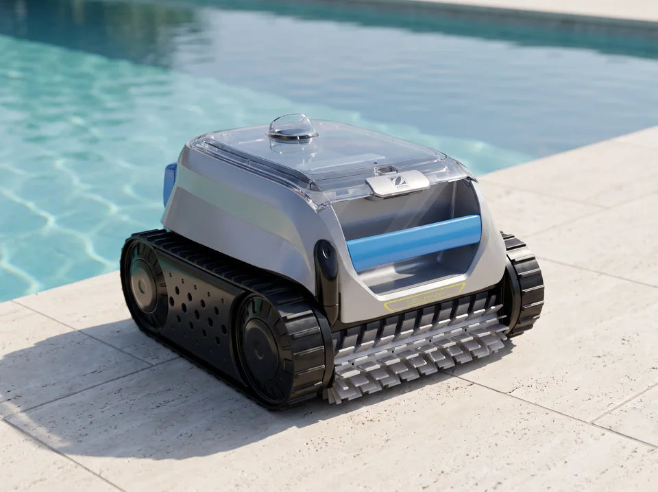 Zodiac Freedom OF 42 iQ junto a una piscina