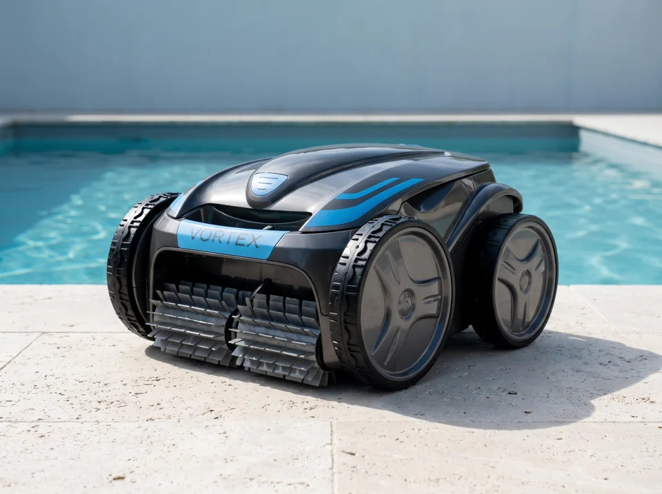 Zodiac OV 3480 junto a una piscina