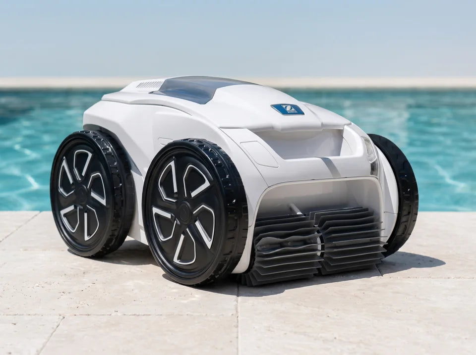 Zodiac Alpha RA 6370 iQ junto a una piscina