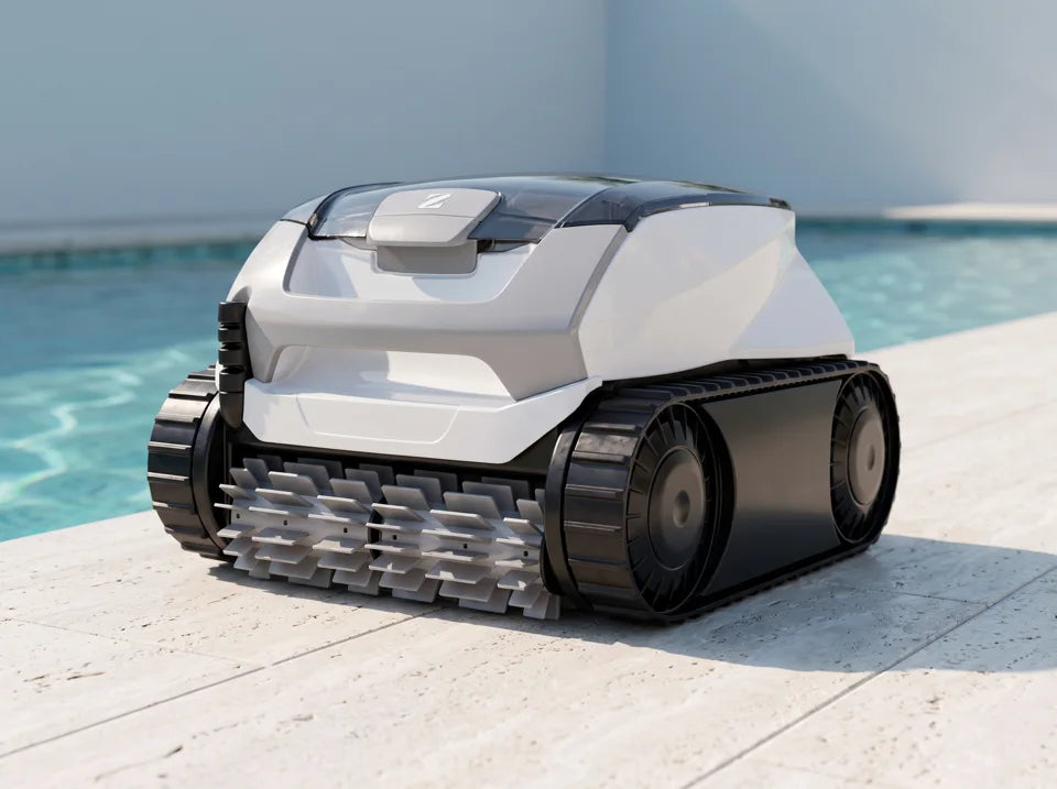 Zodiac Voyager RE 4470 iQ junto a una piscina